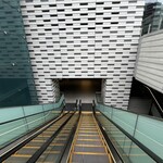 博多とんかつ わか葉 浜松町店 - B1へのエスカレーター