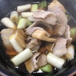 藤店うどん 川越店 - この肉汁が美味しいんですよね。しょうゆベースで個人的にはしょっぱいですが、うどんとマッチ。豚肉とネギがやばい。