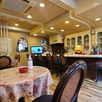 赤蜻蛉喫茶 - クリーム色の天井、クリーム色の壁、木板張り床、備え付けの白い食器棚と白いカウンターが印象的な純喫茶と言った雰囲気、BGM代わりのテレビ音声が流れています
お席はカウンター8席、テーブル9席の合計17席