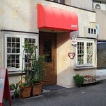 赤蜻蛉喫茶 - JR山陽本線横川駅北口から徒歩2分の「赤蜻蛉喫茶」さん
1962年開業、店主さんのワンオペ
クリーム色の石タイル貼り壁、赤い防水布の庇、白い出窓、ガラス窓付の木製開き扉、中も伺え入り易い佇まい
