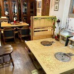 福ちゃん - ★★★当店の個室(座敷の席andテーブル席もあり⇒約10名様)。ホールのテーブル席もあるが、現在(2025年)、ご予約時でも、お店全体を、『10名様程度で…(広い空間)。후쿠짱음식점의　메인공간⇒좌식 테이블과 입식 테이블도 있음(약  열분〈=10사람〉)。홀에　별도의　테이블석도 있지만　현재 (2025년)、예약의　경우에도　음식점 전체를　약 열분〈=열사람〉정도로…(넓은 공간)。