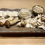 炎水 - 松茸をさまざまな切り方で