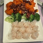 Tang Pavillon - エビ餃子、クリスピージャンボシュリンプと砂糖漬けの胡桃