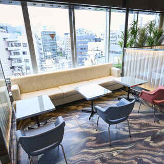 カフェタイムは自然光をたっぷりと感じられ、夜には、恵比寿のネオンが美しい窓側席
