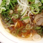 ぶらっくラー麺 しょうや - スープの表情　実物より明るめの色オイル少な目