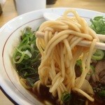 ぶらっくラー麺 しょうや - 麺はこんな感じ　中太麺軽くウェーブ