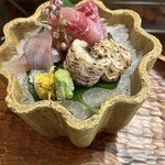 比良山荘 - お造り　上：鯉の洗い 右：天然鰻の焼き霜造り　左：岩魚（イワナ）　薬味にワサビと菊花　ツルムラサキも添えて