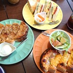 DAIBAN COFFEE cafe - 破格のモーニングメニュー各450円×3✨お得なモーニングは1ドリンク制のため、プラス料金必至です。ひと切れずつシェア。大皿も取り皿も全部色が違ってカラフルでした✨