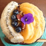 DAIBAN COFFEE cafe - アサイーボウル(柿)1,880円✨私のオーダー。美しいカットフルーツとエディブルフラワー、ホワイト＆ブラックチアシード、中はアサイーにりんご、パイン、グラノーラと盛りだくさん！