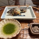比良山荘 - 鮎の塩焼き　右下、うるか（鮎の内臓）とともに
