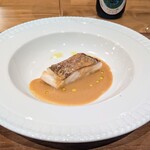 La Stalla - 浪江町の鯛に白ワインと北海道の雲丹ソース。食材を前に料理を考えてるところに立ち会ってみたいですね