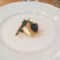 La Stalla - 山査子の果汁を煮詰めて小麦粉と焼いたクッキー。何ゆえこの発想に至ったのか。たしかにキャビアと果汁そのままだと混ざりすぎるように思います