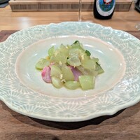 La Stalla - 本田屋さんのハマチに生姜とシャインマスカット。本田屋さんのお魚は届いた時にはすぐに使えるよう仕上がってるそうです