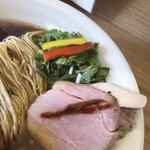 めん処 きよ洲 - 水菜の千切り、パプリカが美味しい！豚チャーシューが変わってます。