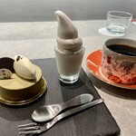 パフェ、珈琲、酒、佐藤 - 本日のケーキ　ピスタチオと珈琲