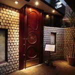 Furutsukakuterubasharumambaruru - 地階にある店舗の入り口は、石積み風の外壁と重厚で大きな扉が印象的。扉の向こうに広がる世界に期待感が膨らみます。至福のひとときを求め、大人のための隠れ家への扉をゆっくりと開いて…。