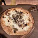 トラットリア・ポンテ 奈良 - 結構大きいので、色々な味を楽しみたい人はハーフ&ハーフを。