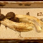 霞町 やまがみ - 焼き松茸 割き