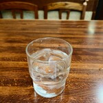 そば処 更科 - 管理の行き届いているグラスで提供される、冷たいお水。