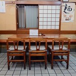 そば処 更科 - 店内入って右、中央の席。