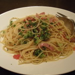 Oti - ランチのソーセージとトマト、ニンニクとオリーブオイルのスパゲッティ950円。