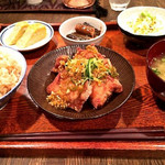 草の実 - 夜限定の日替わり定食。この日のメインは鶏唐揚げ香味だれかけ。