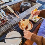 いろり焼 大柳 - 五平もちは、焦がさないよう慎重に…ふっくらして来たら食べ頃のサイン！