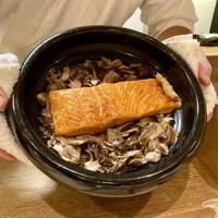 御成門はる - 舞茸と鱒之介の炊き込みご飯