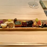 御成門はる - 珍味盛合せ （右から） かます棒寿司 黒無花果 子持ち鮎唐揚げ 千両茄子 蛸柔らか煮 南瓜 牛蒡射込み 茹で落花生チーズ和え 揚げ栗 菊花明太和え 銀杏とむかごを散らして