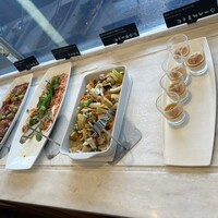 Dining & Bar TENQOO - 奥にはサラダもあります