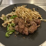 ステーキハウス朝日レストラン - サイコロにしてお皿へ