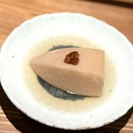 日本料理FUJI - 皮ごと炊くという海老芋は、優しい甘さとほのかな土っぽさ。
      控えめな醤油麹がいい仕事をしていて、これ、好きですねぇ(^^)