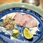 日本料理FUJI - このハタだって、ただのお造りじゃないんです！
      厚さと温度に微妙なグラデーションがついていて、薄く、低めの温度のそれは食感や歯応えを、厚く高めの温度になるにつれて旨みを、それぞれ楽しめるのが素晴らしい♪