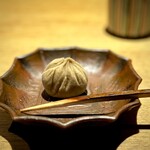 日本料理FUJI - 皮ごと茹でた栗で作った、きんとん。
      密度が高くて、口の中が「もあ」っとしますが、栗の味と香りが高くて、とっても美味しい♪