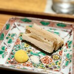 日本料理FUJI - あさはた蓮根のおかき揚げは、大好物♪
      ホックリとした澱粉質の甘さと、しっかりした繊維質のバランスがいいんですよねぇ。
      塩が好みと思っていたのですが、黄身酢も意外なほどに好相性(^^)