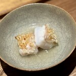 日本料理FUJI - 藤岡さんのスペシャリテその１、白甘鯛！
      デリケートなその身の美味しさはもちろんですが、そのお出汁がまた得も言われぬ豊かな風味♪