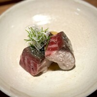 日本料理FUJI - 待ってました！藤岡さんのスペシャリテその２(^^)
                    一週間に一本という鯖の活〆。
                    普通なら到底食べないような血合にこそ美味しさが充実していて、この味噌ダレとの相性と来たら、なんとも罪深い…(^^)