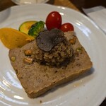 キッチン ブルー グローブ - テリーヌのアップ、ピスタチオが見えます