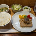 キッチン ブルー グローブ - 豚挽き肉とピスタチオのテリーヌ　茸とトリュフのデュクセル添え
