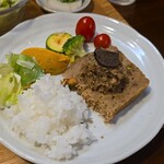 キッチン ブルー グローブ - ご飯、サラダを乗せてのワンプレート