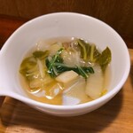 キッチン ブルー グローブ - 具沢山な白菜スープ