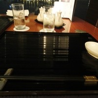 中国料理 カリュウ(ヨコハマ グランド インターコンチネンタル ホテル) - 右側は柱で、お皿2枚のせると、いっぱいのテーブル