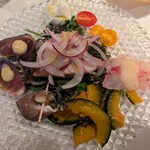 ペスケリア・ラ・ルーナ・ロッサ - 前菜　赤玉ねぎの下に鰤が隠れています