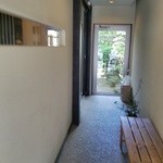 入口はこんな感じで路地に入っていく感じ。突き当りは中庭でした。