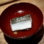 日本料理FUJI - 皆様はメバルでしたが、私は前回いただいたからと、「水カマス」でご用意下さいました。
      私は連チャン全然OKなのですが、お気遣いが嬉しい(^^)
      そして、その名の通り、このカマスがなんとも瑞々しいのです。