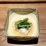日本料理FUJI - 泳がせの太刀魚。
      太刀魚って、あのペラっとしたイメージですが、こんなに膨らむの？(^^)
      ふ〜っくらとデリケートな舌触り。
      梅肉を効かせた水菜？がいいアクセントで、お出汁も最高♪これまた傑作です。