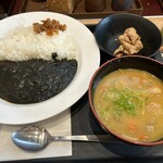 松のや - 得朝黒カレー豚汁セット。