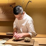 ぬま田 - 揚げた松茸を切り分けて