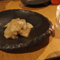 ダイナミックキッチン＆バー 響  西新宿野村ビル店 - 前菜はスープと胡麻和え