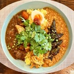カリー ダイス - 牛スジやさいのカレーとチキンキーマカレーのあいがけ、パクチートッピング